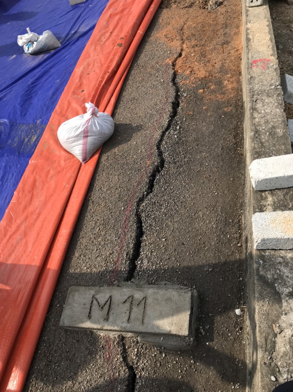 Vết nứt có chiều dài 173m, sâu gần 1m. Ảnh: NT