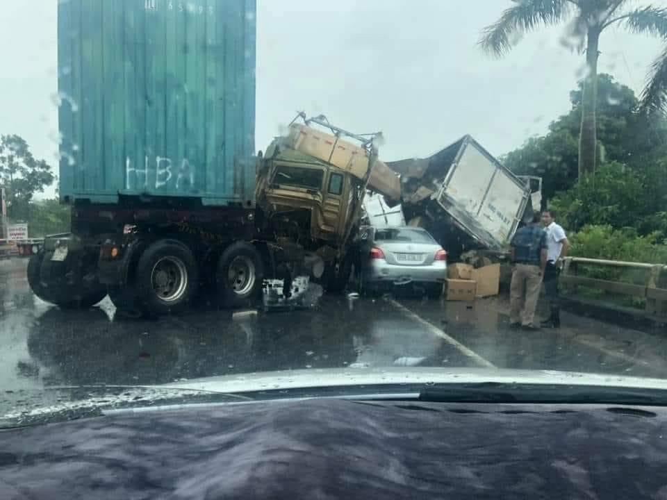 Vụ tai nạn giao thông khiến 2 tài xế mắc kẹt. Ảnh: Q. An