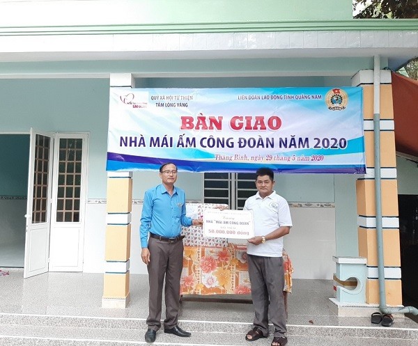 Phó Chủ tịch LĐLĐ tỉnh Quảng Nam Lưu Văn Thương (bên trái) bàn giao nhà “Mái ấm công đoàn” cho đoàn viên có hoàn cảnh khó khăn. Ảnh: Thu Hiền