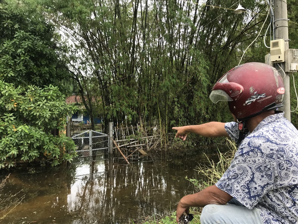 Người dân bức xúc vì tình trạng ngập úng kéo dài.