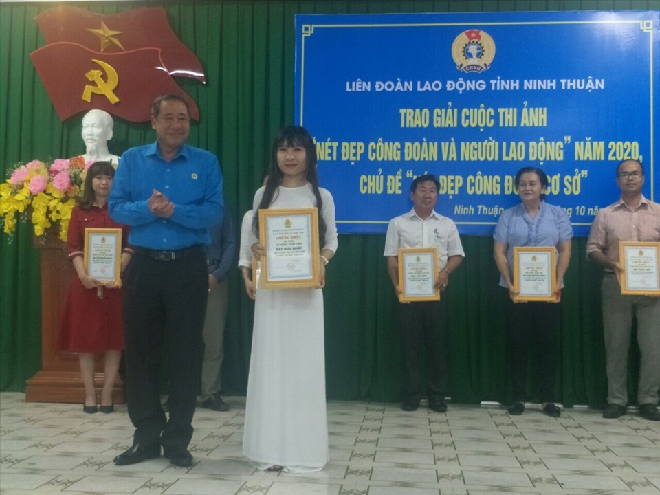 Ban tổ chức trao giải cho các tác giả có tác phẩm xuất sắc đạt giải cuộc thi Nét đẹp công đoàn và người lao động năm 2020.Ảnh: Cao Liên