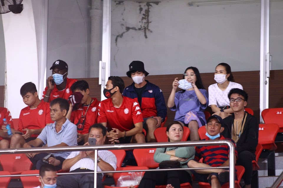 Công Phượng cùng loạt cầu thủ TPHCM ngồi ngoài do chấn thương và bị treo giò. Ảnh: Minh Minh.