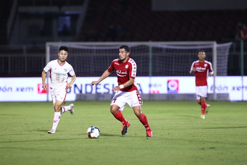 Ariel Rodriguez không thể thay thế được Công Phượng để gánh vác hàng công của TPHCM. Ảnh: Minh Minh.