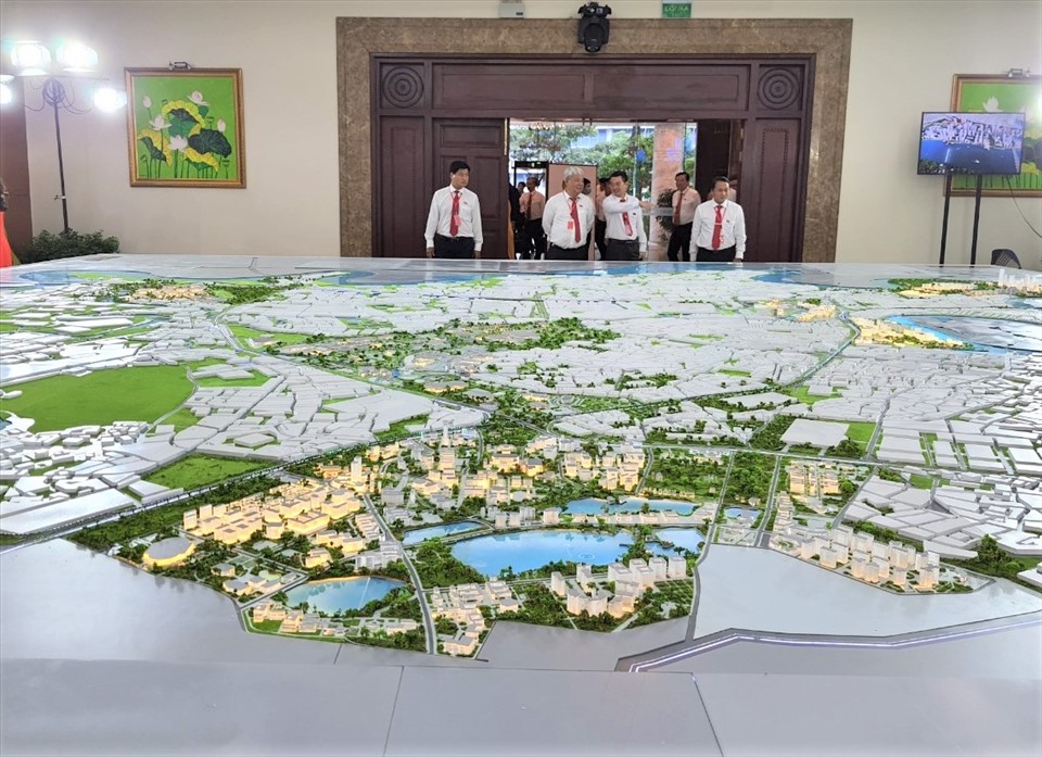 Đại biểu tham quan mô hình quy hoạch TPHCM trưng bày trong triển lãm tại đại hội. Ảnh Nam Dương