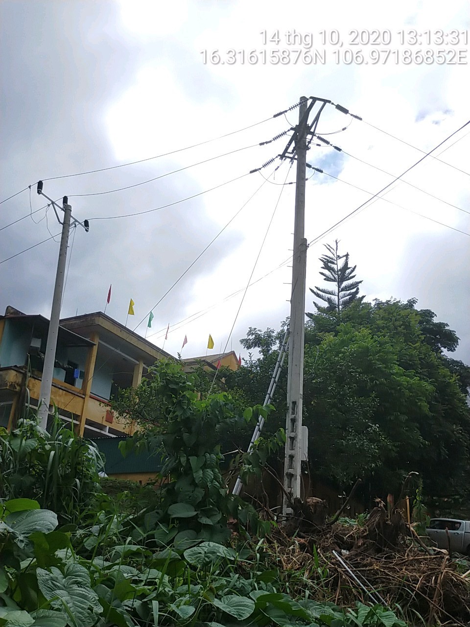 13h00 ngày 14.10, Đội Quản lý điện tổng hợp A Ngo hoàn thành việc đấu nối đường dây qua vị trí cột mới dựng lên