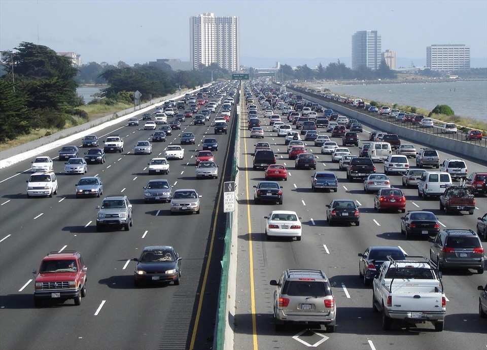 Lái xe ôtô ở chính giữa làn sẽ đảm bảo an toàn và thực hiện đúng luật giao thông (Ảnh: Cartime)