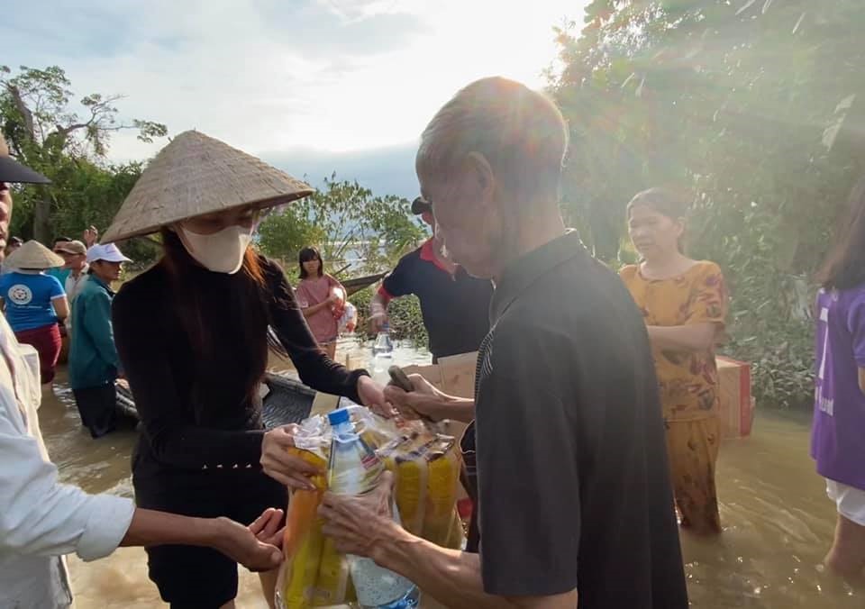 Hình ảnh Thủy Tiên tại Huế. Ảnh: FBNV