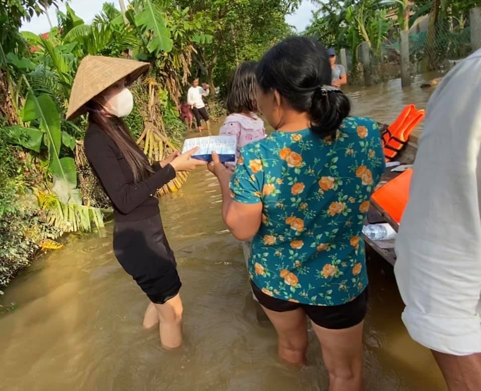 Hình ảnh Thủy Tiên tại Huế. Ảnh: FBNV