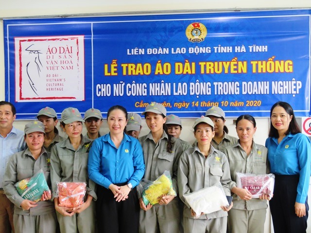 Tặng áo dài cho nữ công nhân. Ảnh: AC.