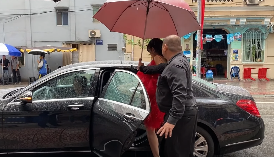 Xế hộp Hoàng Thùy Linh đi đến sự kiện. Ảnh: Cắt clip