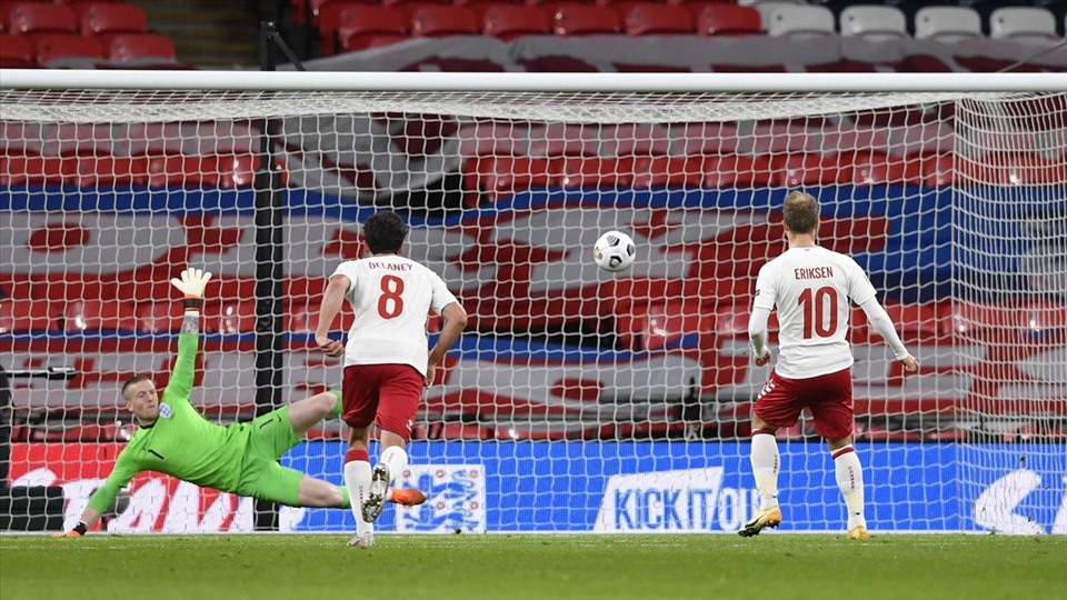 Christian Eriksen ghi bàn duy nhất trên chấm 11m giúp Đan Mạch có 3 điểm ngay trên sân Wembley. Ảnh: Getty Images