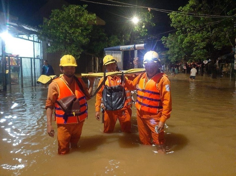 Nhân viên điện lực Hội An vượt lũ khắc phục sự cố, đảm bảo nguồn điện sinh hoạt của nhân dân. Ảnh: PCQN