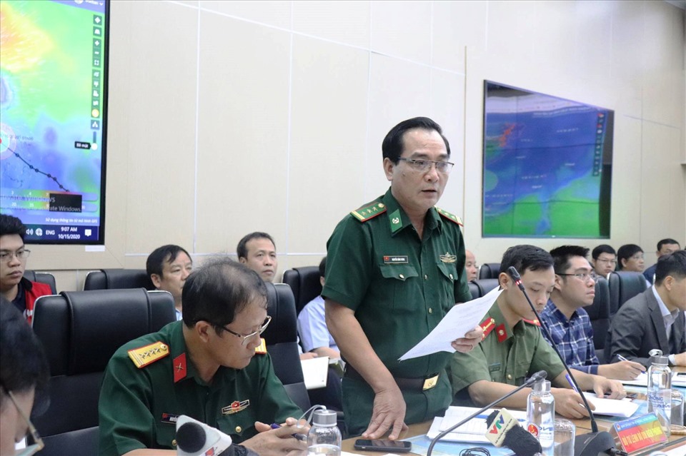 Đại diện Bộ Tư lệnh Biên phòng thông tin về công tác ứng phó với hoàn lưu bão số 7 và áp thấp nhiệt đới mới. Ảnh: Vũ Long
