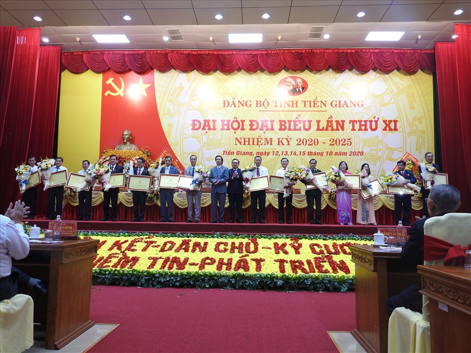 Bí thư Tỉnh ủy Tiền Giang tặng hoa cho các đồng chí không tái cử. Ảnh: K.Q
