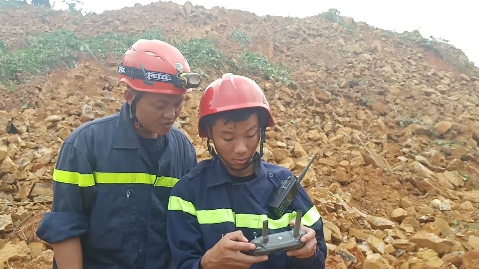 Lực lượng chức năng đã dùng flycam để tìm hình ảnh. Ảnh: Trần Hồng.