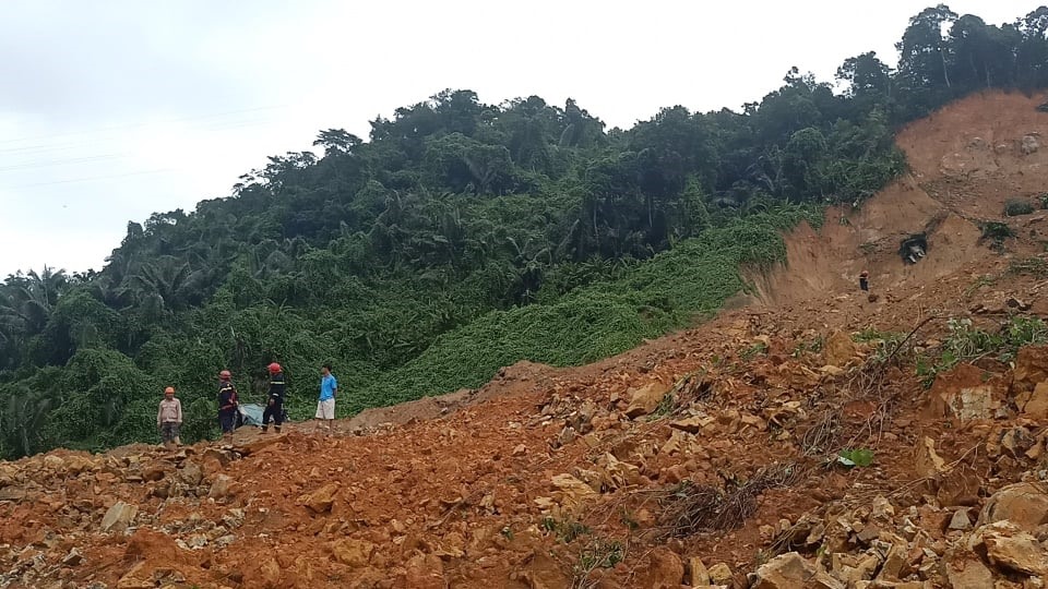 Khối lượng đất đá rất lớn, phải sử dụng nhiều phương tiện cơ giới mới có thế xử lí hiện trường. Ảnh: Trần Hồng.