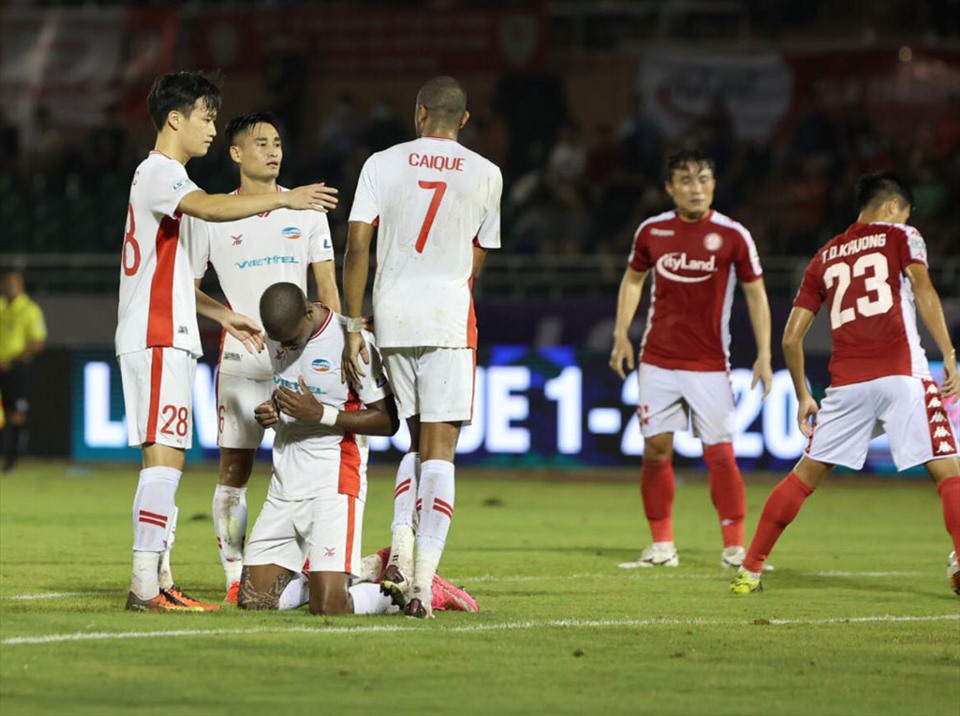 CLB Viettel (áo trắng) thắng TPHCM 1-0 tối 14.10 để vươn lên dẫn đầu bảng V.League 2020. Ảnh: VPF.