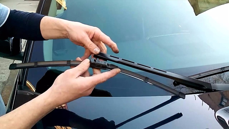 Thay gạt nước tại nhà nhanh chóng chỉ với 3 bước đơn giản (Ảnh: BM)