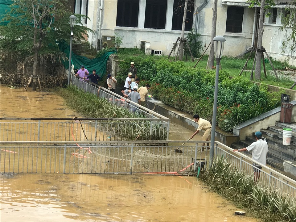 Mưa lũ đã làm rác ứ đọng, biến cây cầu đi bộ này thành một túi rác. Ảnh: Tường Minh