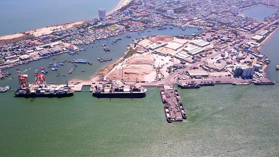 Dịch vụ cảng biển và logistics - một trong những trụ cột kinh tế chính của Bình Định Ảnh: QN