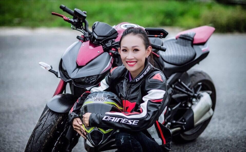 Nữ biker xinh đẹp Tina Huynh bên chiếc môtô của mình. Ảnh: NVCC.