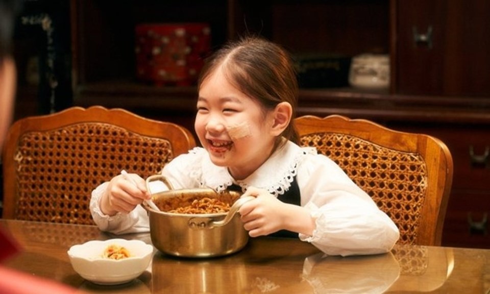 Sao nhí Park So Yi gây sốt khi tham gia bộ phim "Cục nợ hóa cục cưng". Ảnh nguồn: Mnet. Sao nhí Park So Yi gây sốt khi tham gia bộ phim "Cục nợ hóa cục cưng". Ảnh nguồn: Mnet.