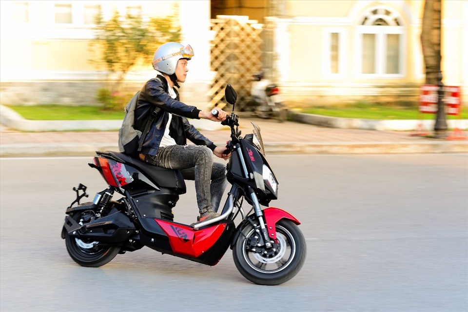 Yadea X5 với kiểu dáng cá tính, đậm chất thể thao đường phố, và lại được thiết kế gọn và mạnh mẽ. Yadea X5 với kiểu dáng cá tính, đậm chất thể thao đường phố, và lại được thiết kế gọn và mạnh mẽ.