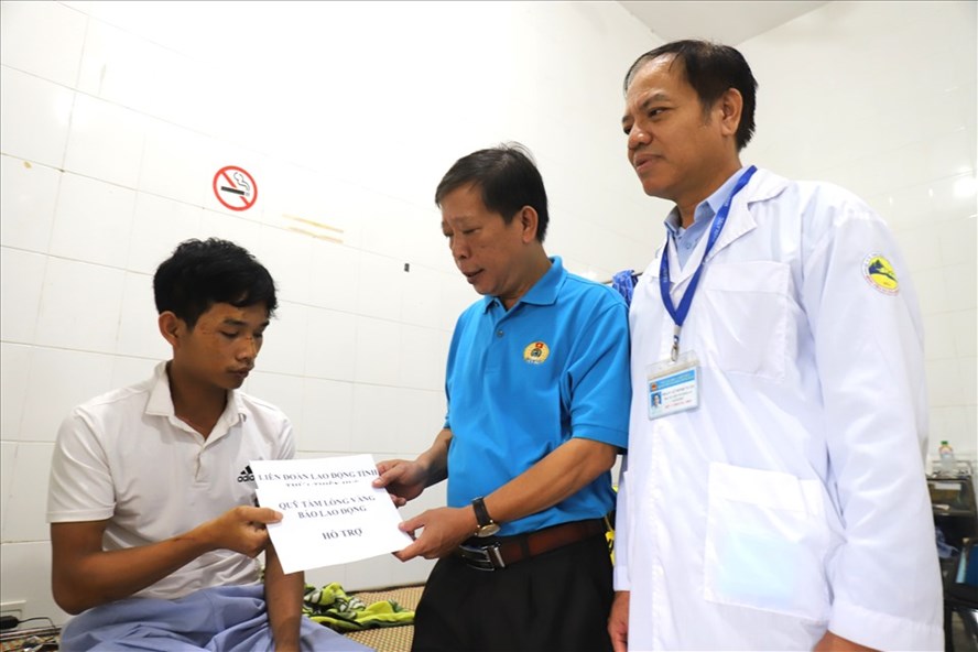 Quỹ Xã hội Từ thiện Tấm lòng Vàng Lao Động và LĐLĐ tỉnh Thừa Thiên Huế hỗ trợ các công nhân bị thương. Ảnh: Hữu Long