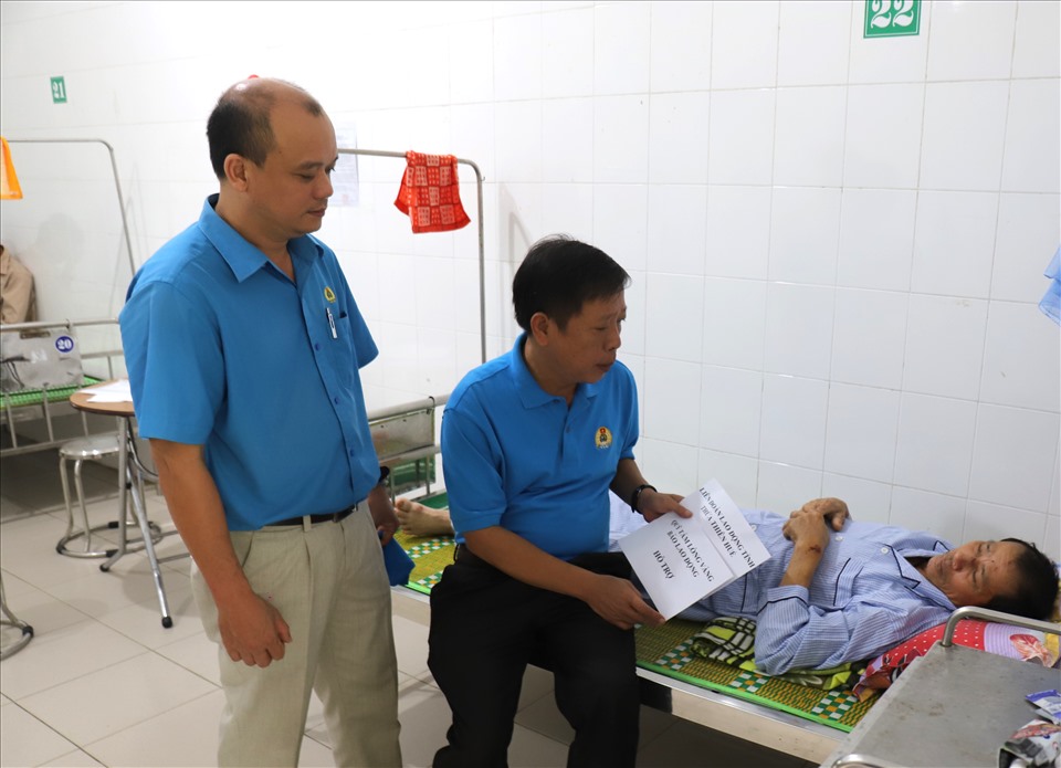 Ông Trần Quang Vinh (ở giữa ảnh) động viên công nhân thoát chết sau vụ sạt lở thủy điện Rào Trăng 3. Ảnh: Hữu Long