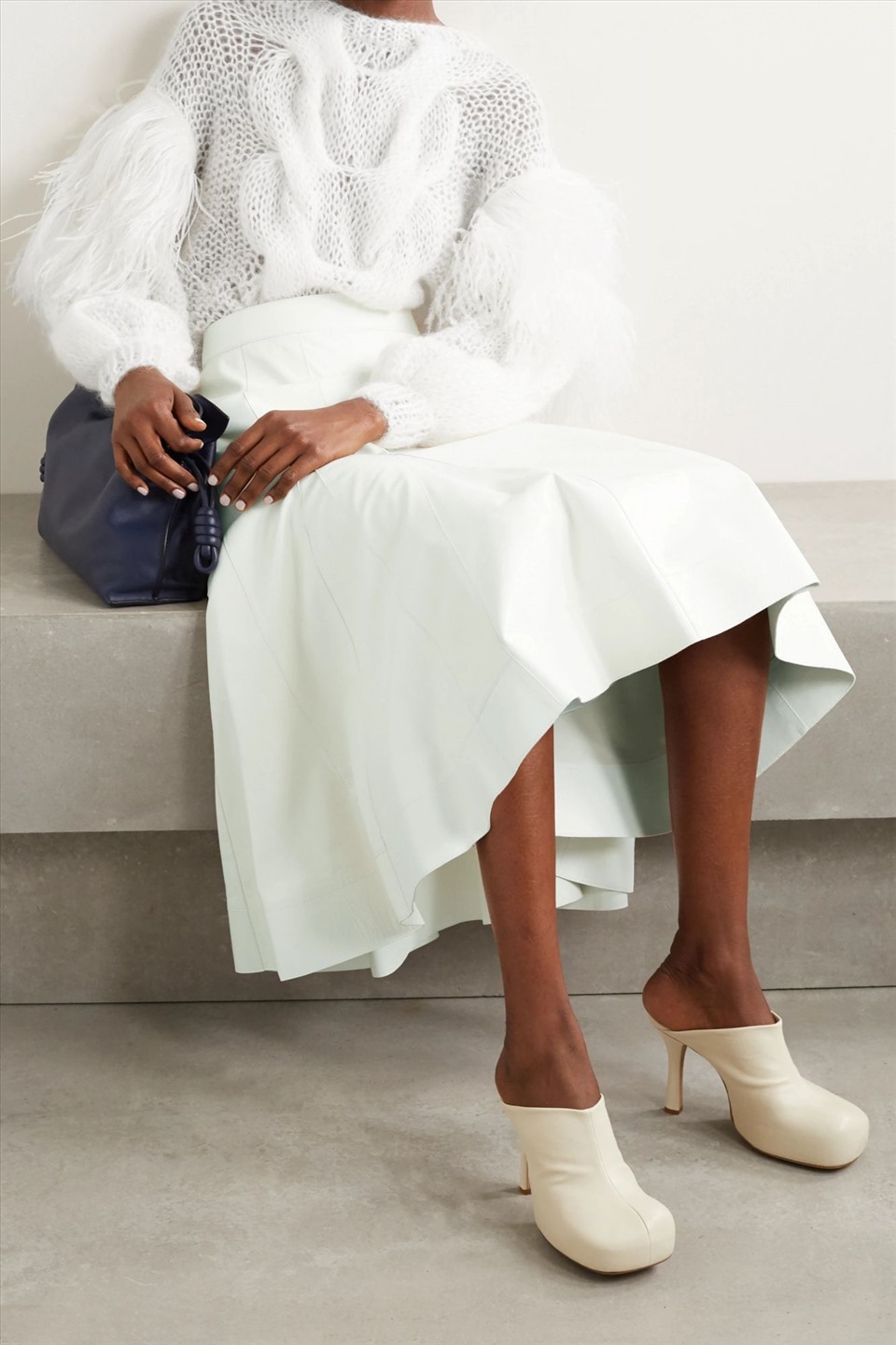 Áo len lông vũ trắng (Ảnh: Courtesy of Net-A-Porter).