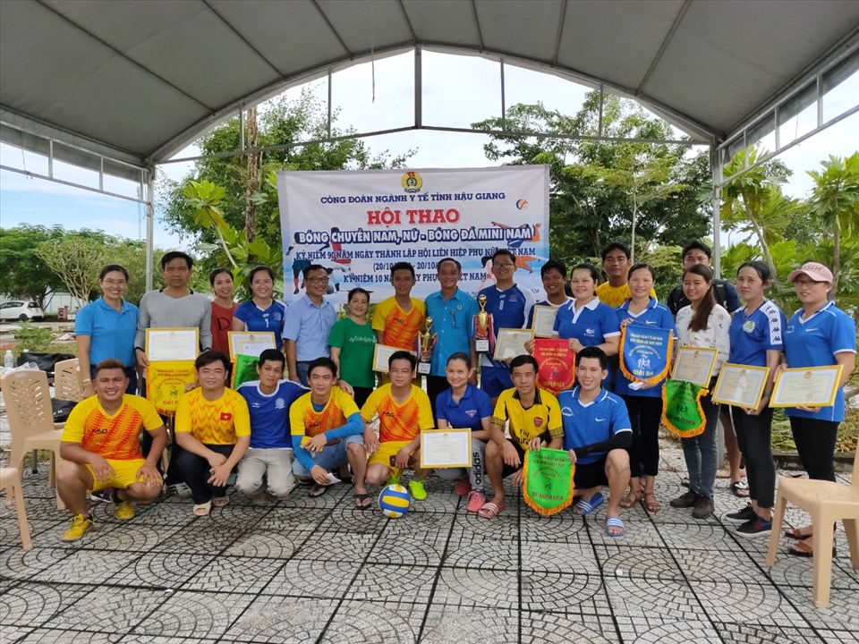 Trao giải cho các đội có thành tích xuất sắc trong hội thao CNVCLĐ đang công tác trong ngành y tế tỉnh Hậu Giang năm. Ảnh: Thành Nhân
