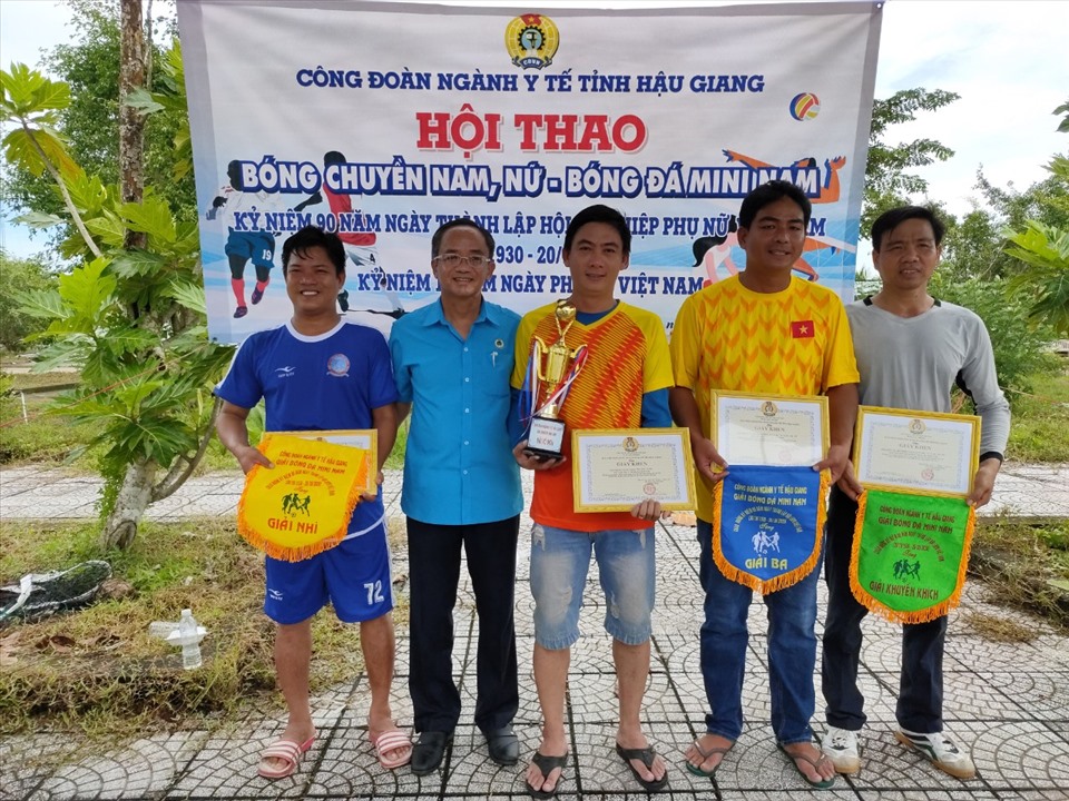 Trao giải cho các đội có thành tích xuất sắc trong hội thao CNVCLĐ đang công tác trong ngành y tế tỉnh Hậu Giang năm. Ảnh: Thành Nhân