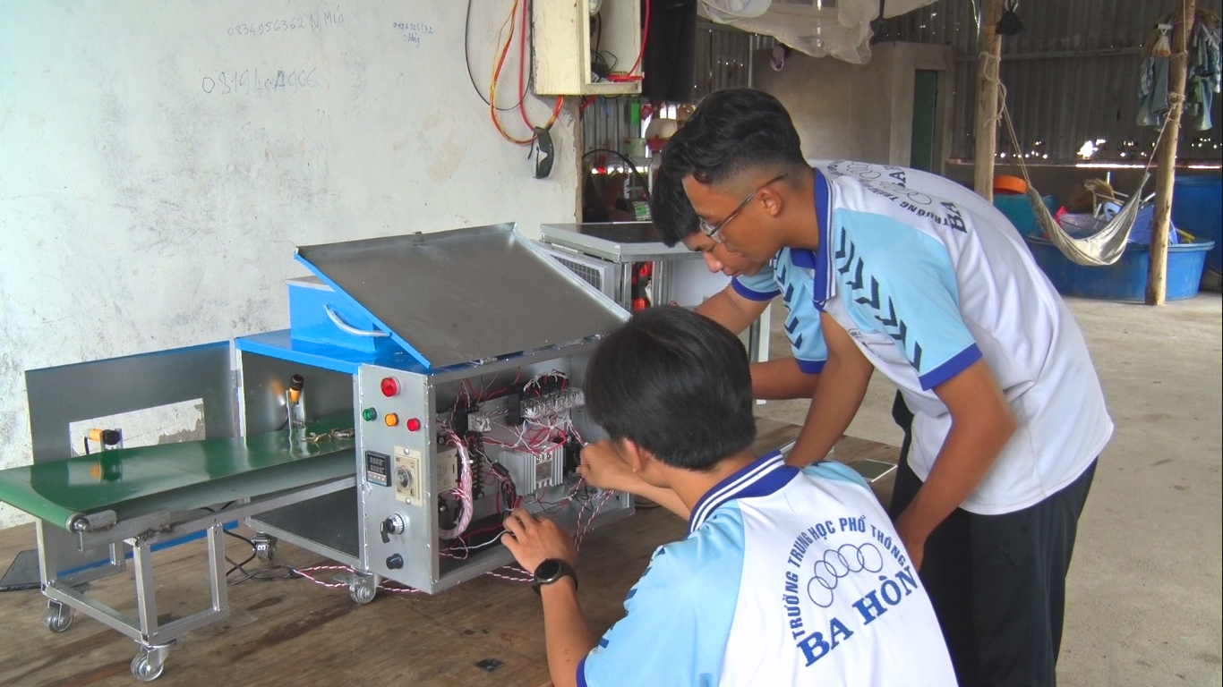 Mô hình máy sấy đa năng cũng là dự án khởi nghiệp của 5 em học sinh trường THCS và THPT Ba Hòn. Ảnh: PV