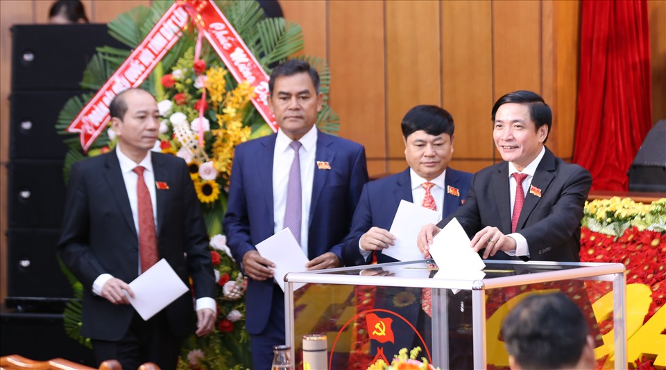 Delegates vote in the Party Congress of Dak Lak Province, 17th period, 2020-2025 period.  Photo Kim Bao