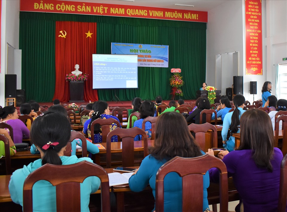 Quanh cảnh hội thảo truyền thông về công tác dân số và phát triển, phòng tránh HIV/AIDS, chăm sóc sức khỏe sinh sản, tình dục an toàn cho CNVCLĐ quận Bình Thủy.Ảnh: Thành Nhân