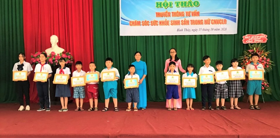 LĐLĐ quận Bình Thủy trao 81 suất học bổng cho các em học sinh, sinh viên là con của đoàn viên CNVCLĐ có thành tích vượt khó học giỏi.