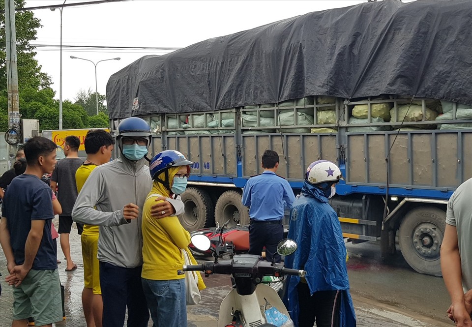Đến 17h30 cùng ngày hiện trường vụ tai nạn được giải quyết xong, nguyên nhân vụ tai nạn tiếp tục được xác minh làm rõ. Ảnh: Dương Bình