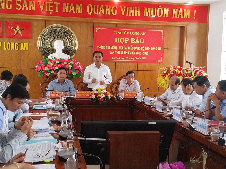 Ông Nguyễn Văn Được chủ trì cuộc họp báo thông tin về Đại hội Đại biểu Đảng bộ tỉnh Long An lần thứ XI. Ảnh: K.Q