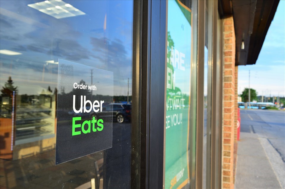 Áp phích Uber Eats được dán tại một cửa hàng Subway. Nguồn: Wikipedia Áp phích Uber Eats được dán tại một cửa hàng Subway. Nguồn: Wikipedia