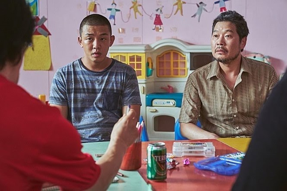 Diễn viên Yoo Ah In (trái) và bạn diễn Yoo Jae Myung trong phim mới. Ảnh chụp màn hình. Diễn viên Yoo Ah In (trái) và bạn diễn Yoo Jae Myung trong phim mới. Ảnh chụp màn hình.