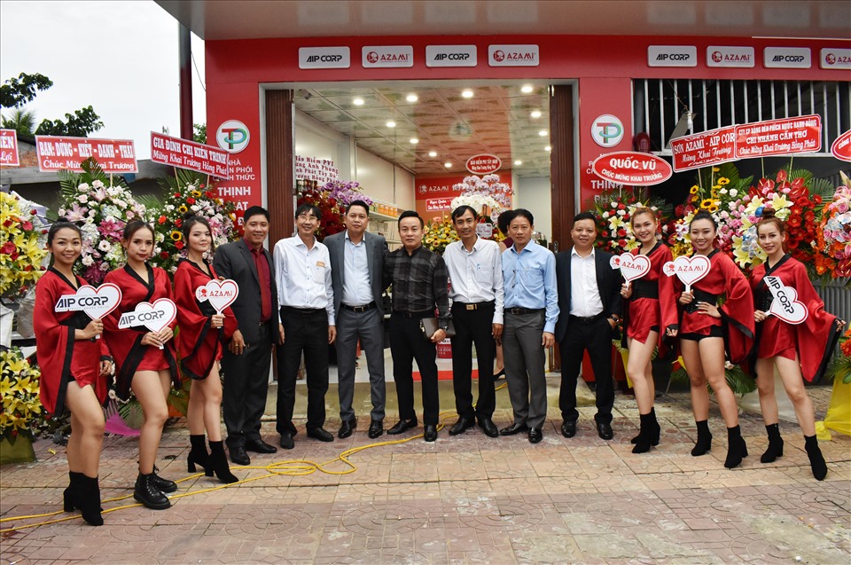 Lãnh đạo Công ty Tân Thịnh Phát và Công ty Cổ phần sơn quốc tế Châu Á chụp ảnh lưu niệm tại lễ khai trương.