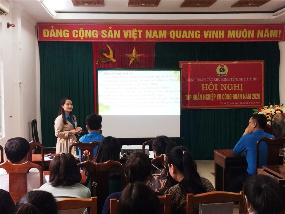 Bà Lê Nữ Ái Chi - Phó Trưởng ban Tuyên giáo - Nữ công LĐLĐ Hà Tĩnh tập huấn nghiệp vụ công đoàn cho cán bộ CĐCS. Ảnh: CĐ.