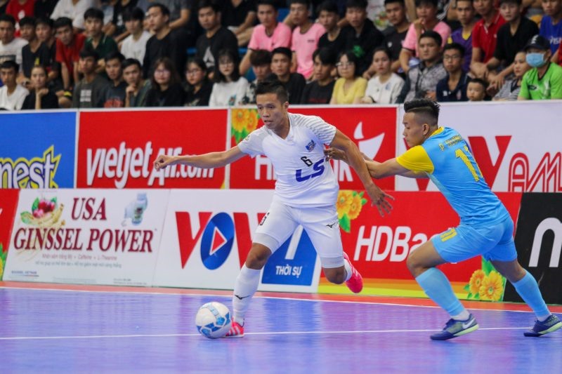 Savinest Sanna Khánh Hòa (áo xanh) không thể cản bước Thái Sơn Nam (áo trắng). Ảnh: VFF