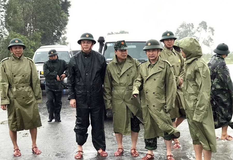 Maj. Gen. Nguyen Van Man (first, second, right) leads flood relief in the Midwest just before the day of death Photo: QK4