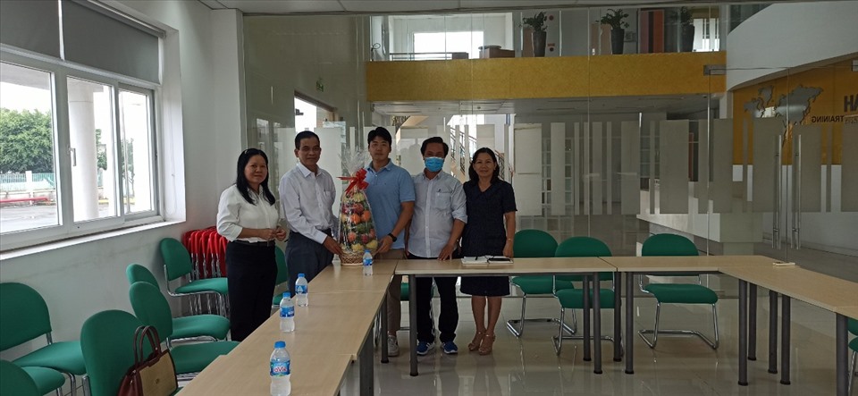 Đoàn công tác LĐLĐ tỉnh Tiền Giang thăm hỏi, chia sẻ với doanh nghiệp. Ảnh: K.Q