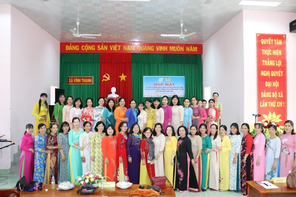 Các đại biểu chụp ảnh lưu niệm tại buổi họp mặt. Ảnh: Lưu Hùng