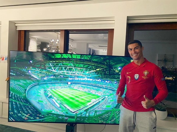 Ronaldo vẫn giữ sức khỏe ổn định và thường xuyên theo dõi các đồnh đội tập luyện, thi đấu. Ảnh: Twitter