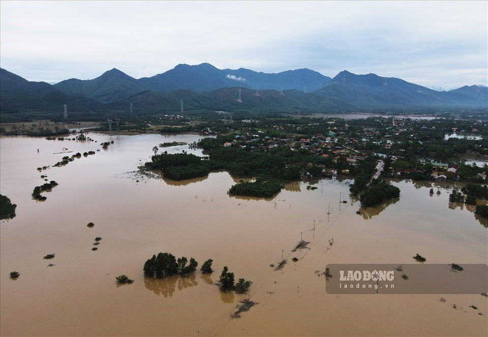 Một đoạn đường dẫn vào khu vực Rào Trăng 3 bị sạt lở khiến nhiều người chết. Ảnh: Anh Bắc.