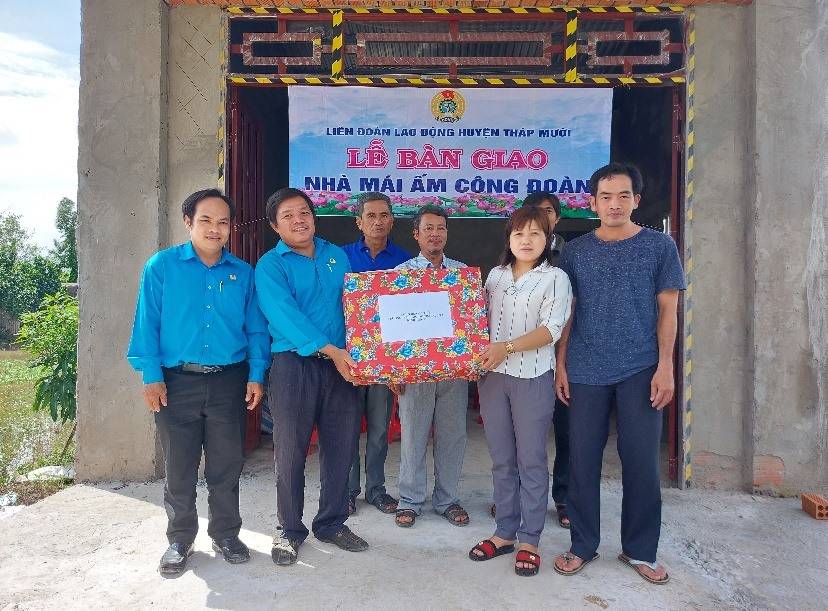 Lãnh đạo LĐLĐ huyện Tháp Mười bàn giao nhà “Mái ấm Công đoàn” cho đoàn viên. Ảnh: Thanh Nhàn