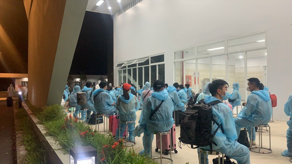 Các công dân chờ xếp phòng vào khu cách ly. Ảnh: TTYT BD
